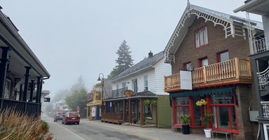 Baie-St-Paul_centre-ville_matin.jpg